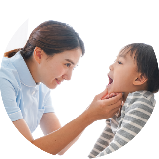 子供の歯を見る衛生士