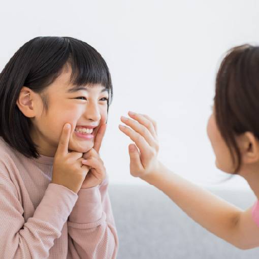 歯を見せて笑う女の子
