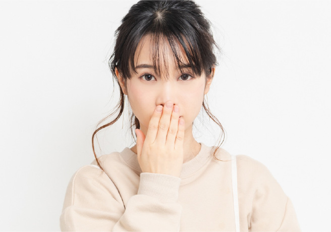口を押さえている女の子