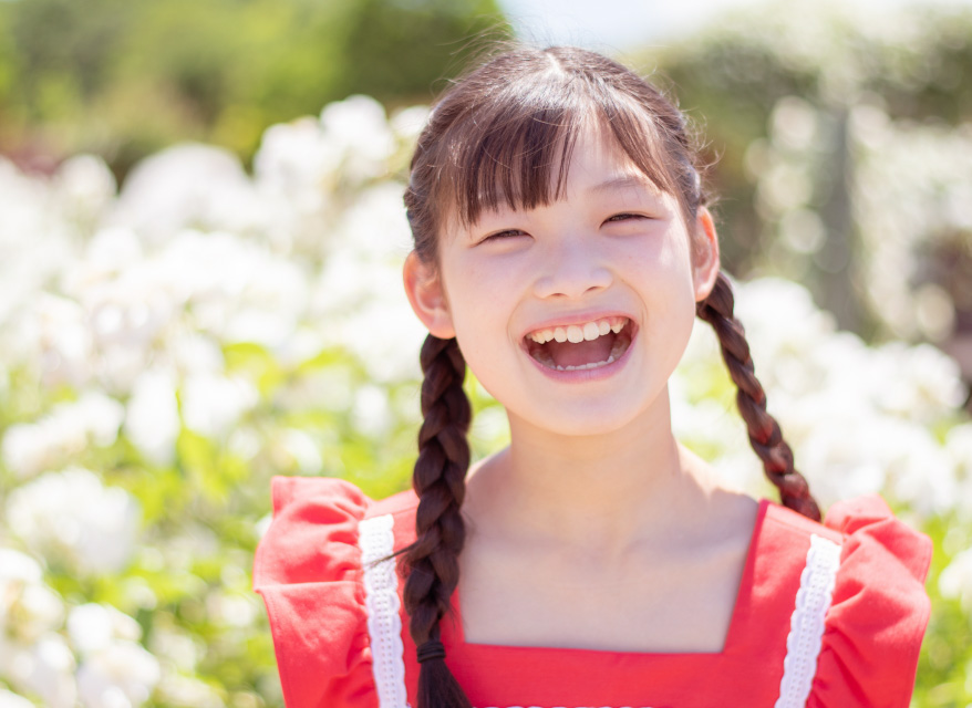口を開けて笑う女の子
