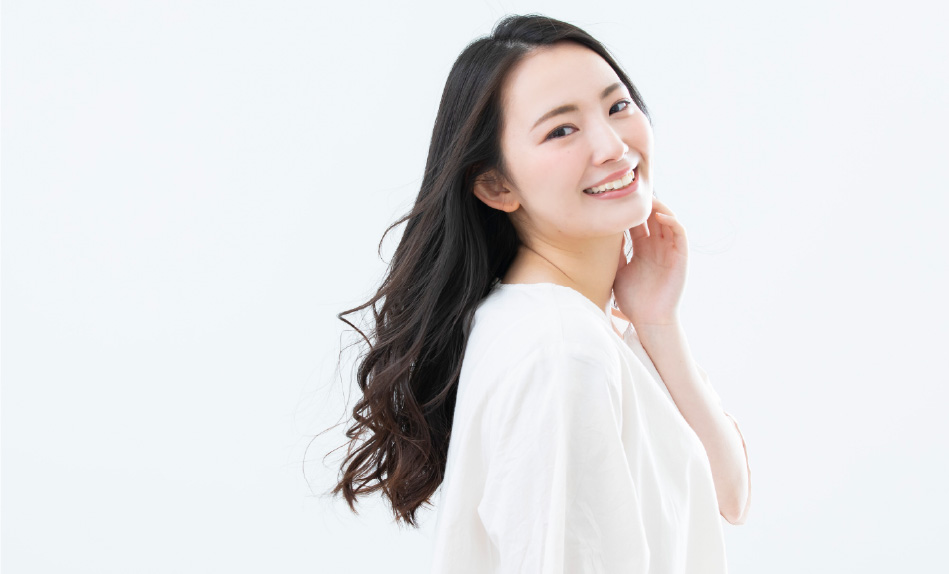 振り向いて笑顔を見せる女の子