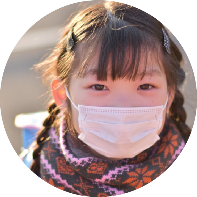 マスクを着用している女の子