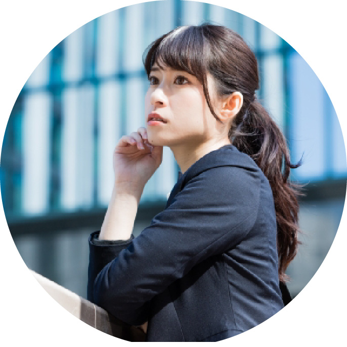 悩んでいる女性