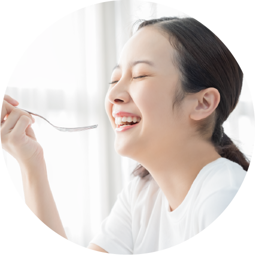 美味しそうに食事をする女性