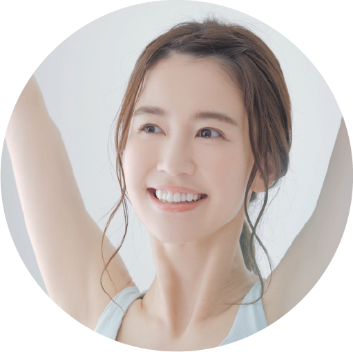 エクササイズで汗を流す女性