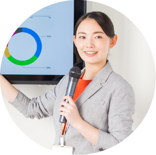 仕事でプレゼン中の女性
