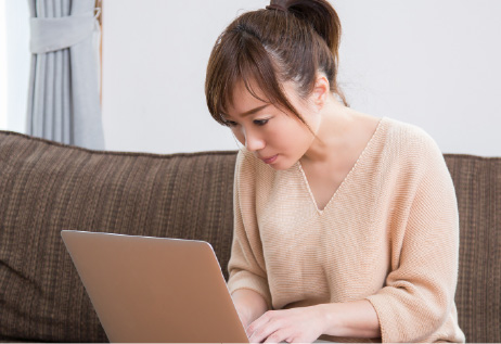 パソコン作業する女性