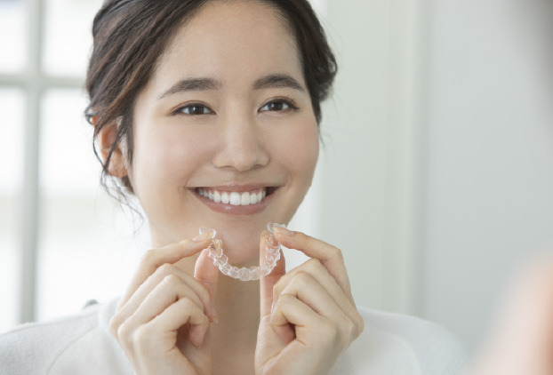 マウスピースを持つ女性