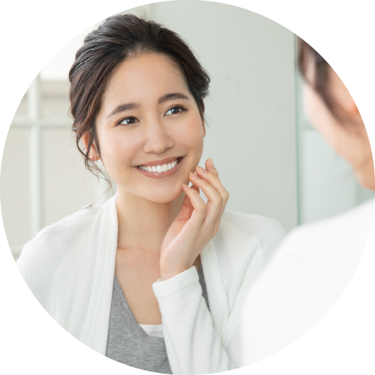 笑顔で鏡を見る女性