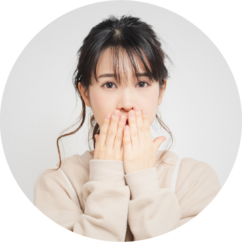 口元を押さえる女性