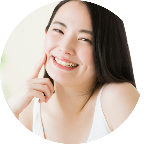 笑顔で歯を見せる女性
